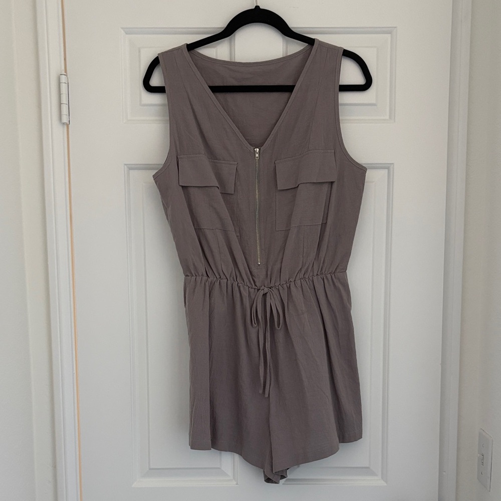 Sleeveless Gray Romper with Zipper